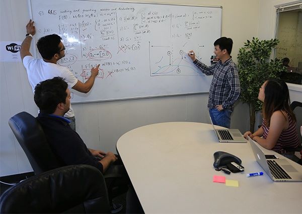 Một buổi họp của Hùng Trần