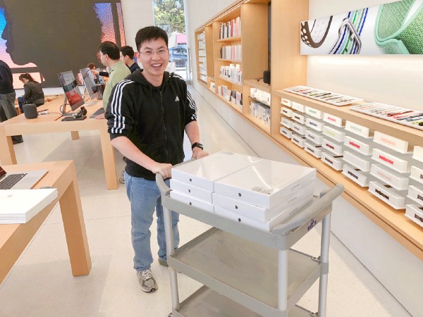 Hùng Trần tậu Macbook cho nhân viên