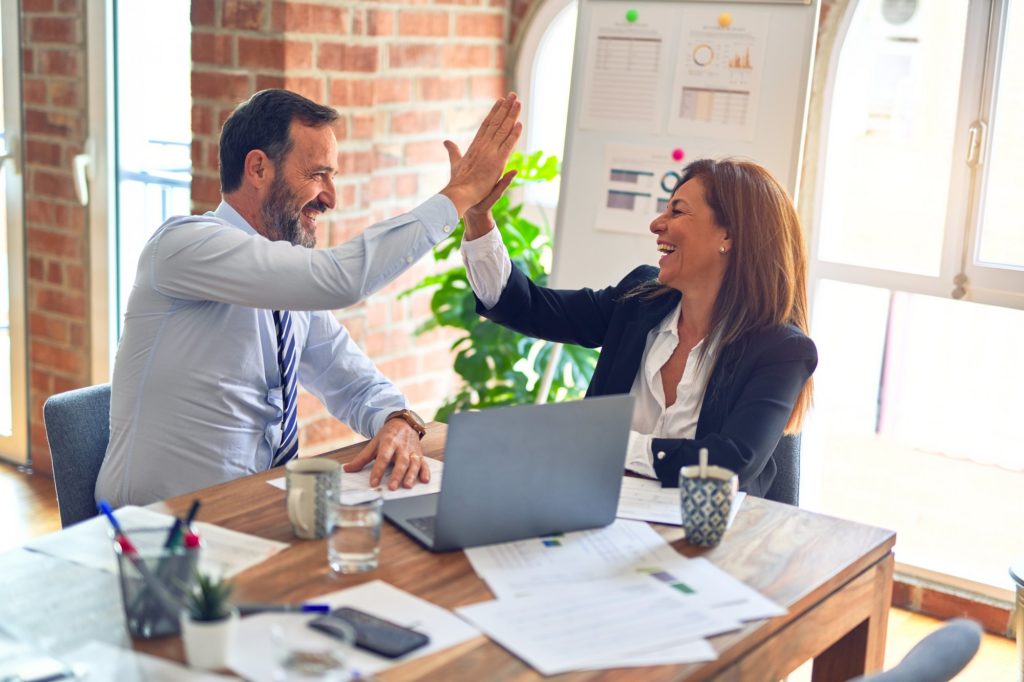 Phương pháp Agile cho phép nhà phát triển hợp tác với khách hàng trong việc sản xuất phần mềm (Nguồn: Unsplash)
